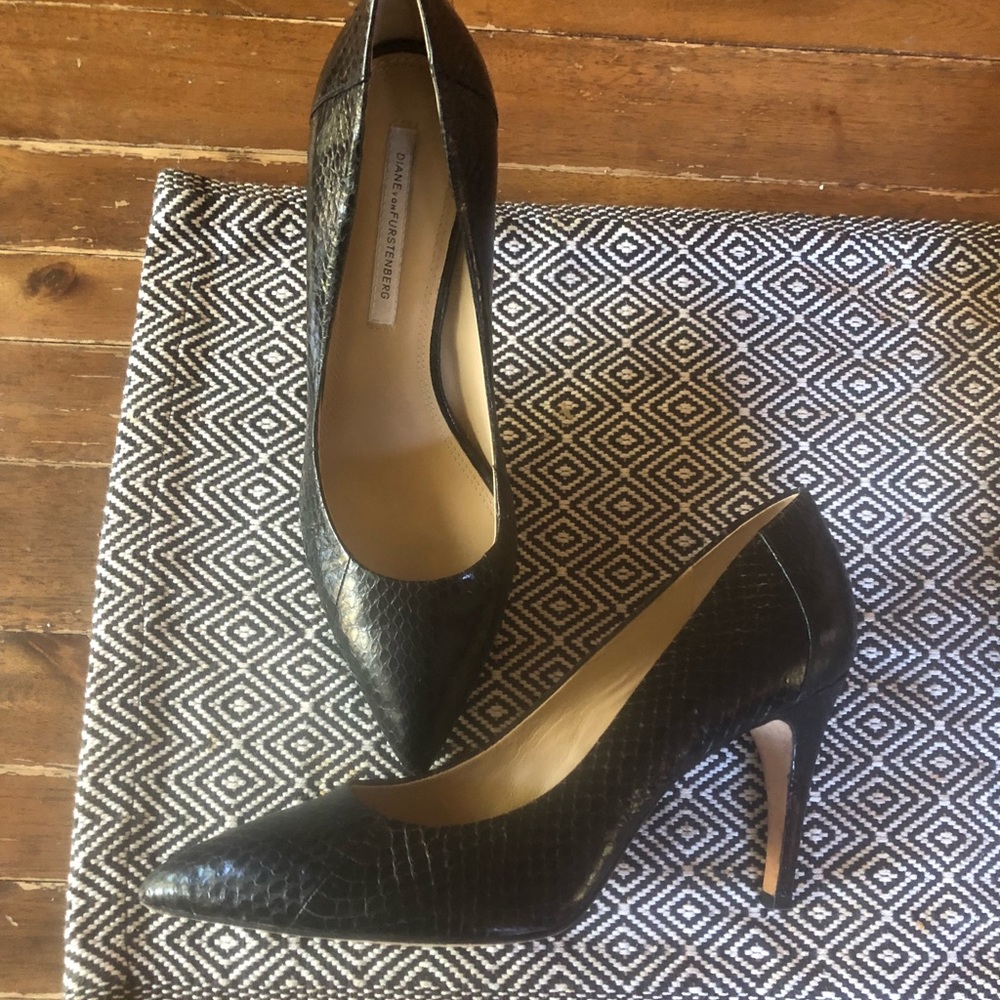 DVF snakeskin black pumps